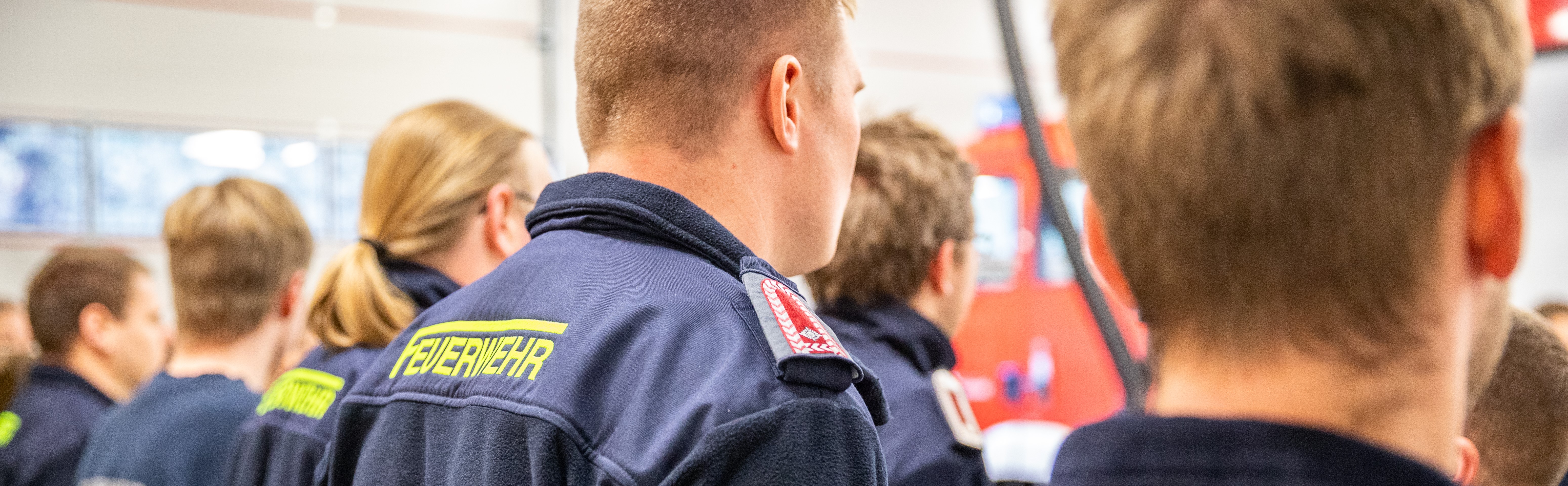 Mitglieder der Freiwilligen Feuerwehr von hinten in einer Reihe