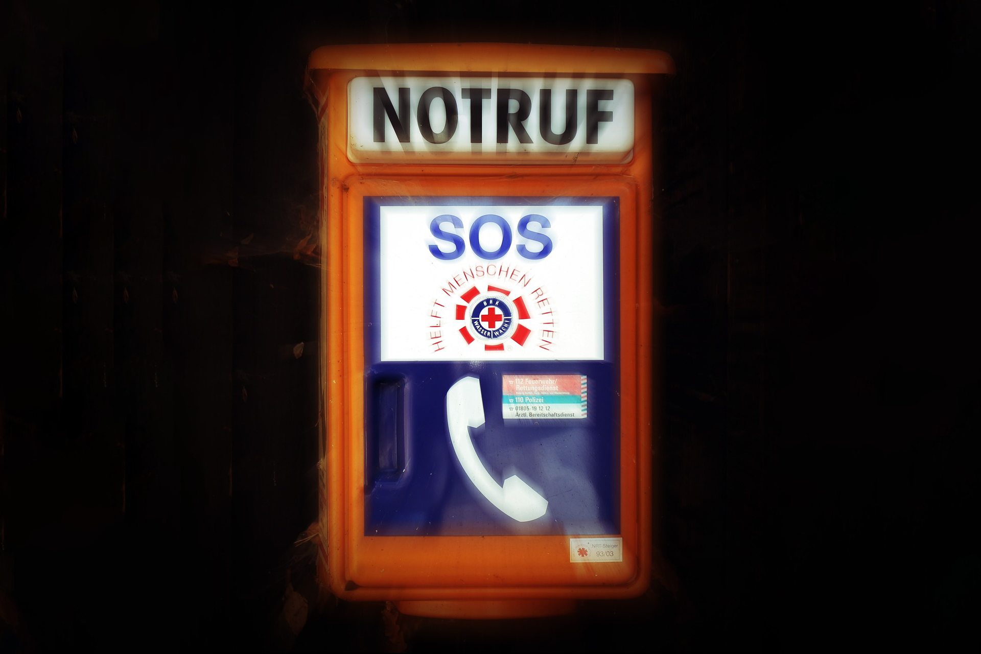 orangfarbende Notrufsäule