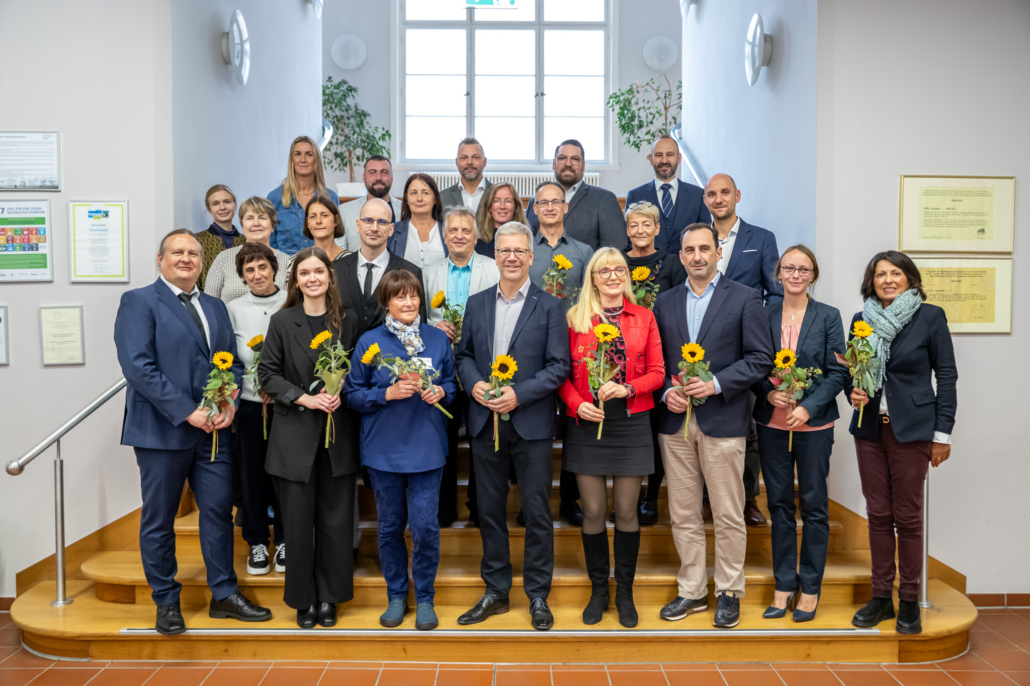 Gruppenfoto im Rathaus von den Unterzeichner/innen der Charta
