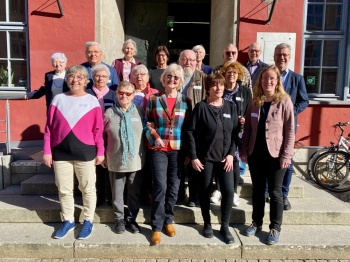 Pressestelle UHGW Gruppenfoto Mitglieder Seniorenbeirat und Oberbürgermeister Dr. Fassbinder