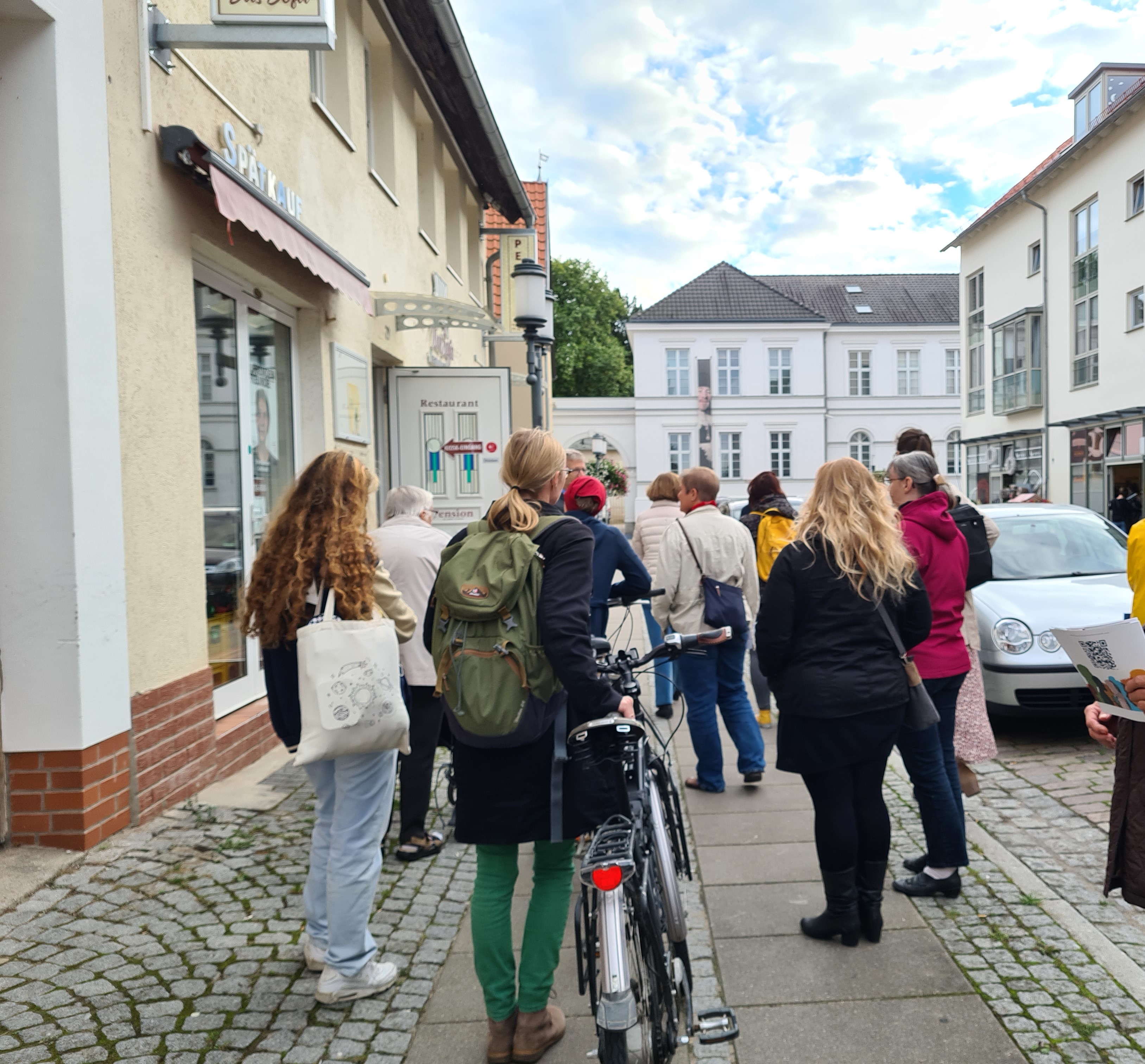 Menschen verschiedener Herkunft treffen sich in Greifswald