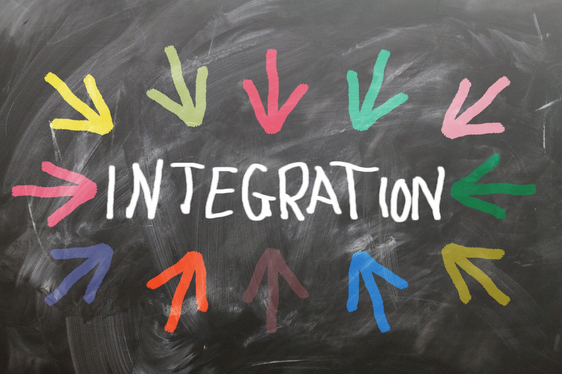 Bunte Pfeile zeigen auf einem neutralen Hintergrund auf das Wort Integration
