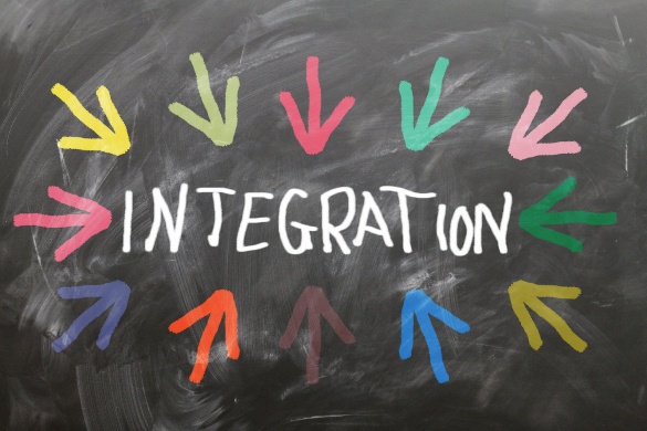 Integration © Pixabay Bunte Pfeile zeigen auf einem neutralen Hintergrund auf das Wort Integration
