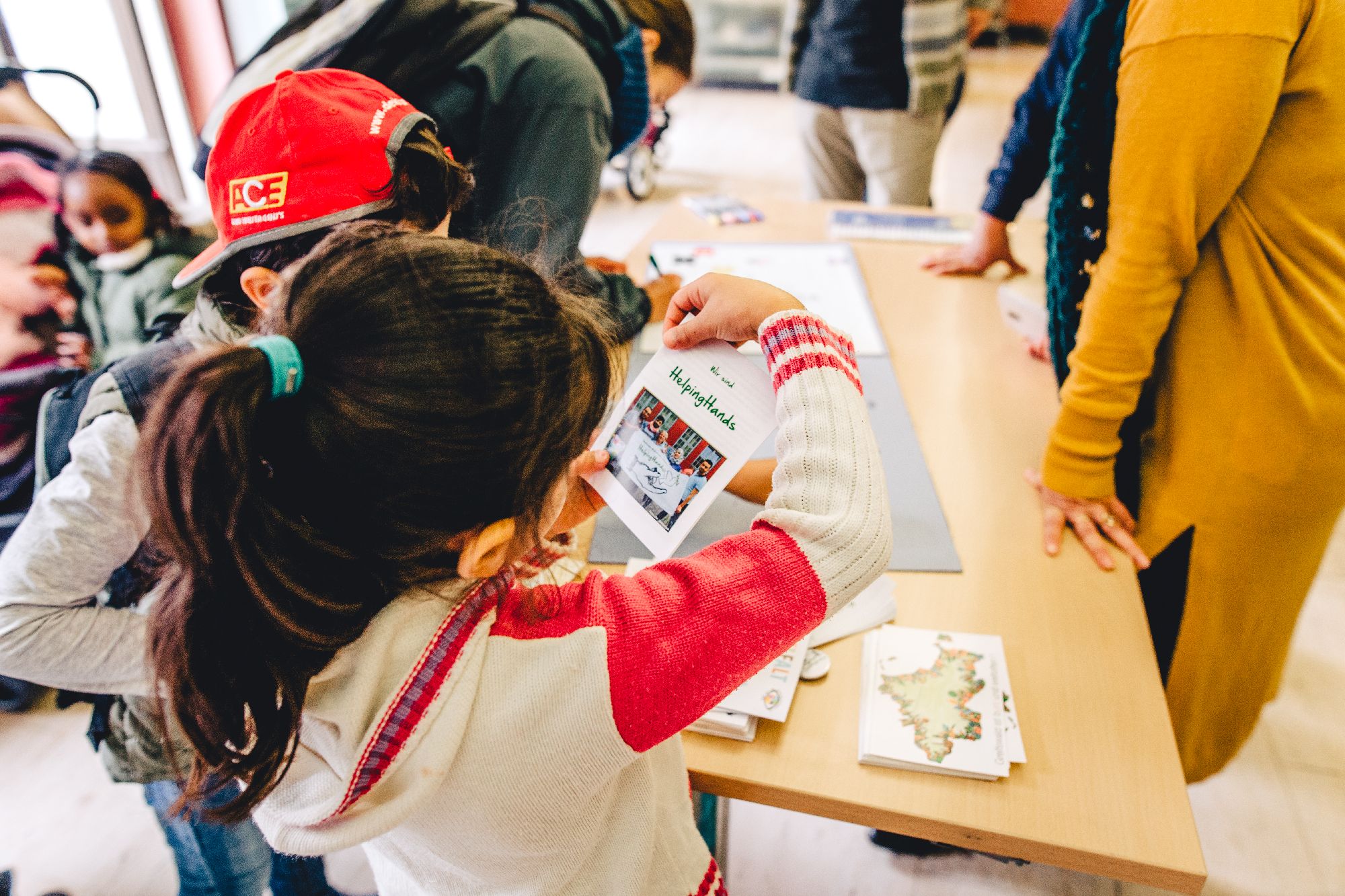 Kinder treffen sich bei der Interkulturellen Woche in Greifswald