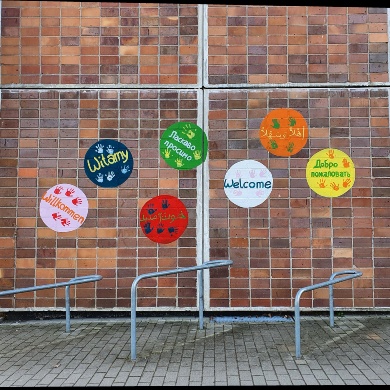 Kitakinder heißen alle Willkommen  © Quartierskoordination der Universitäts- und Hansestadt Greifswald Kitakinder heißen alle Willkommen und haben kleine Zettel mit Willkommen in verschiedenen Sprachen vor ihren Kita-Eingang gehängt