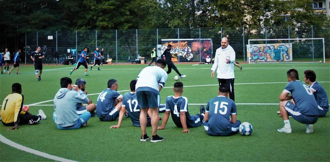 Avat Ramin Otmishi trainiert eine Fußballmannschaft