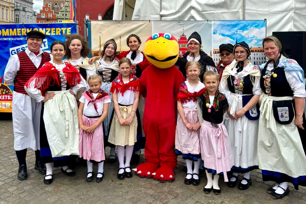 Maskottchen Grypsi und die Folkloregruppe INA aus Goleniow 