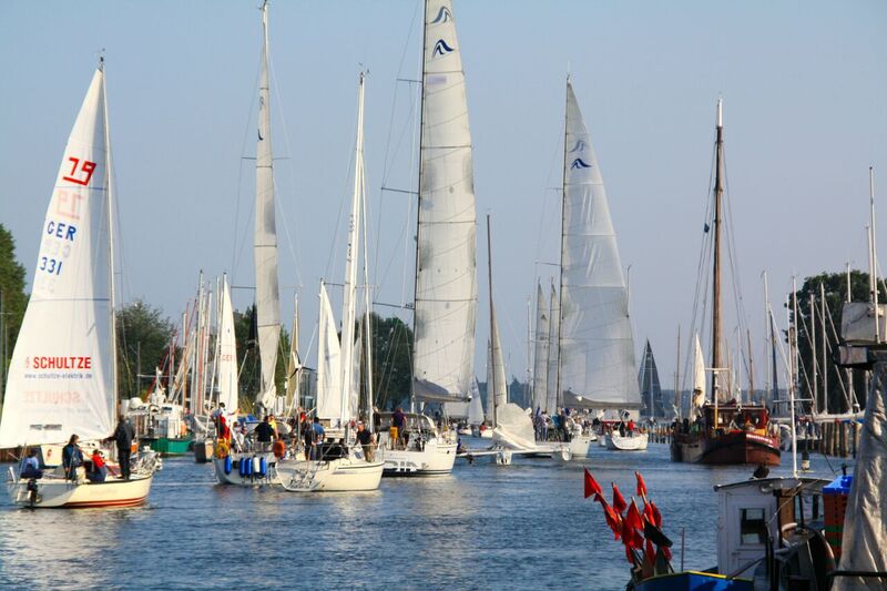 Segel setzen beim Fischerfest Gaffelrigg