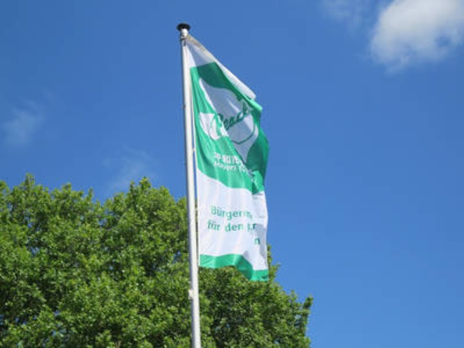 Mayors-for-Peace-Flagge-im-Wind_alias_300xVariabel © Mayors for peace Flagge Mayors for Peace Flagge