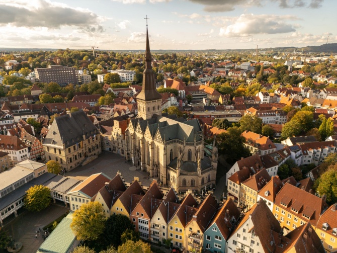 Osnabrück-Panorama © Marketing Osnabrück Stadtpanorama Osnabrück mit Marktplatz und historischem Rathaus