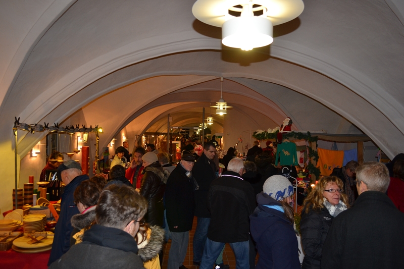 Eingang zum Kunsthandwerkermarkt im Rathauskeller - © Pressestelle Eingang zum Kunsthandwerkermarkt im Rathauskeller