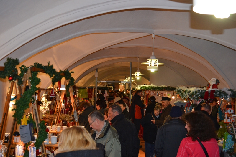 Blick in den Kunsthandwerkermarkt im Rathauskeller - © Pressestelle Blick in den Kunsthandwerkermarkt im Rathauskeller