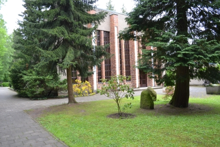 Die Feierhalle auf dem Neuen Friedhof, Ansicht von Süden - © Pressestelle Die Feierhalle auf dem Neuen Friedhof, Ansicht von Süden