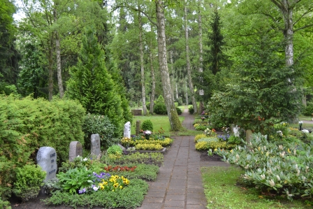 Grabstätten, eingebettet in eine parkartige Landschaft