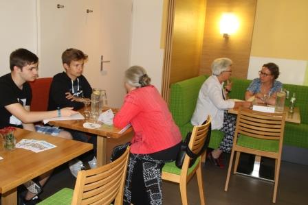 Jung und Alt im Austausch