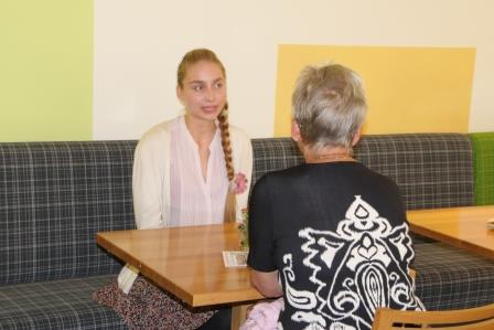 Junge Ukrainerin im Gespräch