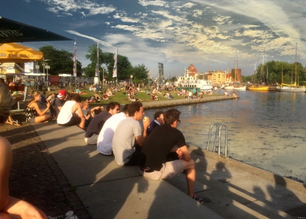 Manfred Zielinski: An einem warmen Sonntagabend im Juli trifft sich die Jugend im Museumshafen - © Manfred Zielinski Manfred Zielinski: An einem warmen Sonntagabend im Juli trifft sich die Jugend im Museumshafen