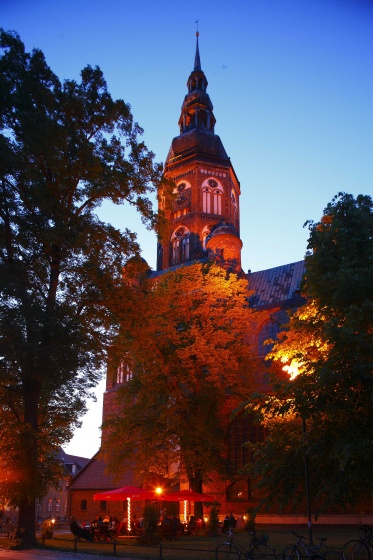 Nachts wird der Dom angestrahlt. - © Torsten Krüger Nachts wird der Dom angestrahlt.