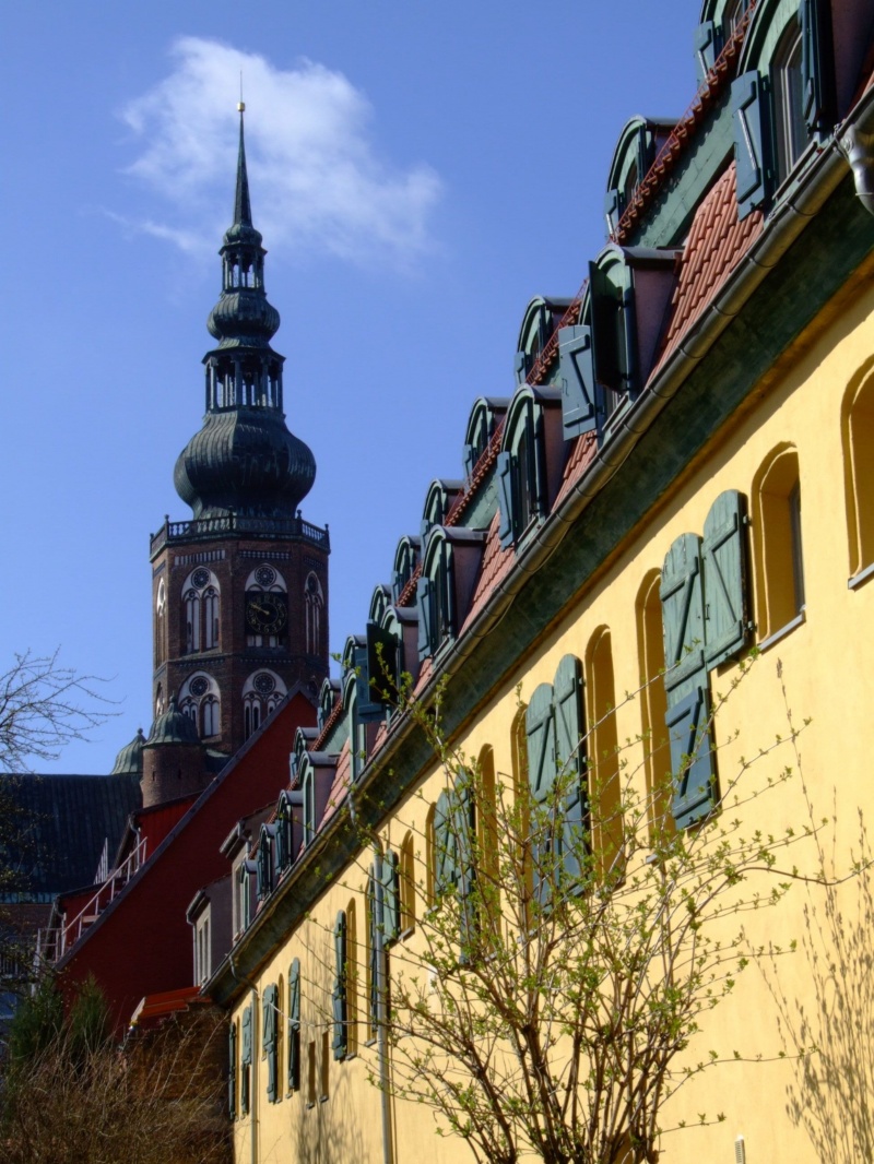 Blick auf den Turm des Domes St. Nikolai aus Richtung Norden (Hunnenstraße)