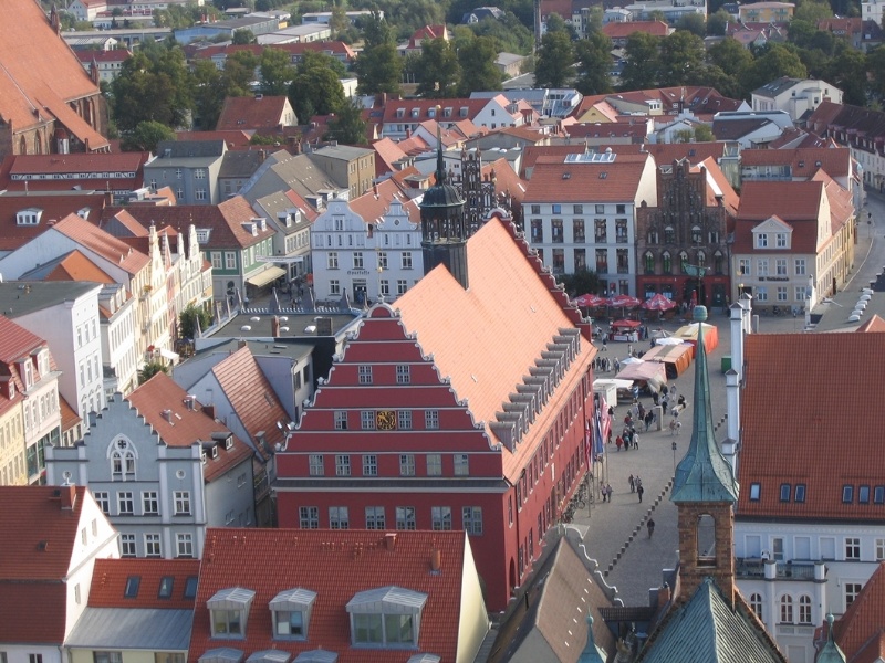 Blick vom Domturm hinunter auf den Markt mit dem Rathaus.