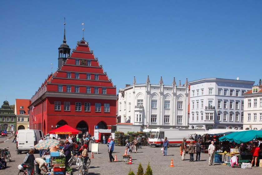Markttag vor dem Rathaus an einem sonnigen Tag. - © Torsten Krüger Markttag vor dem Rathaus an einem sonnigen Tag.