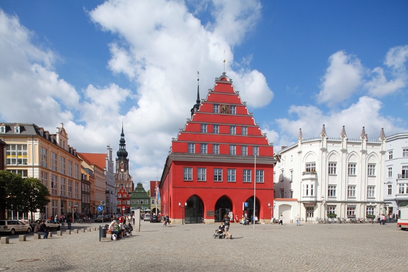 Blick von Osten auf das ochsenblutfarbene Rathaus und die weiße Ratsapotheke