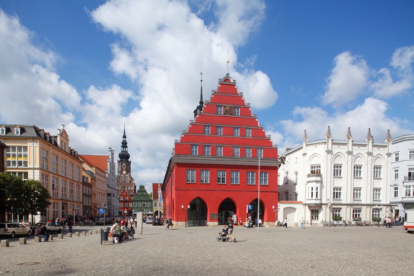 Blick von Osten auf das ochsenblutfarbene Rathaus und die weiße Ratsapotheke - © Torsten Krüger Blick von Osten auf das ochsenblutfarbene Rathaus und die weiße Ratsapotheke