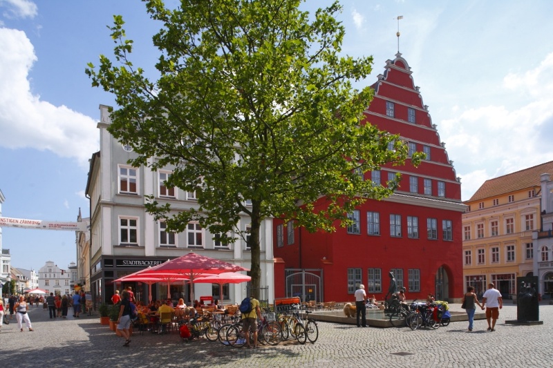 Blick auf das Rathaus vom Fischmarkt mit seinem Fischerbrunnen
