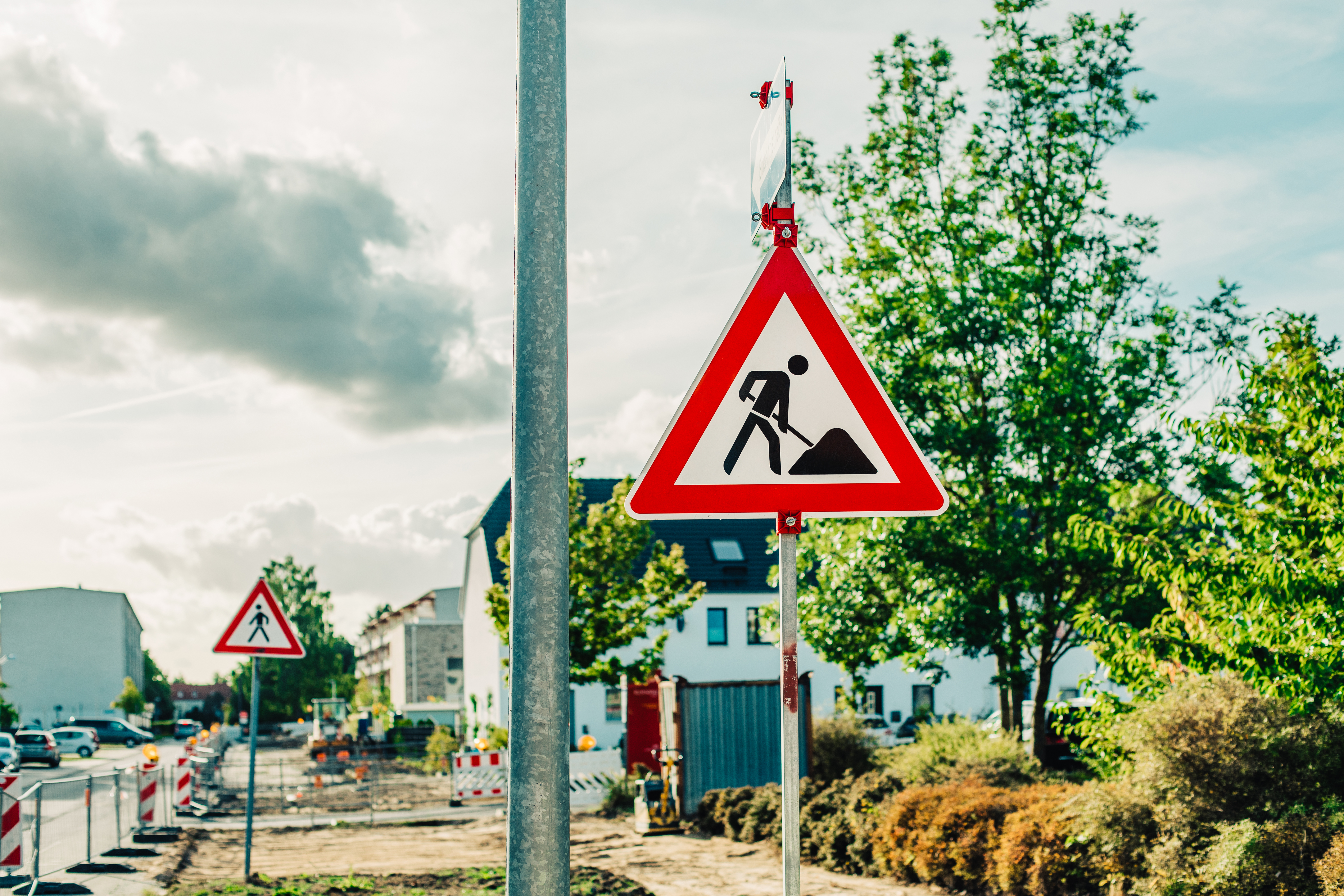 Baustelle, im Vordergrund ist ein Schild