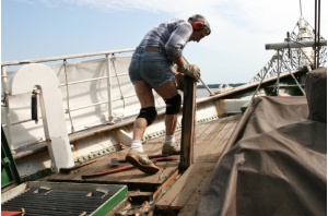 Die Stammcrew der GREIF hat das Segelschulschiff für den Werftaufenthalt vorbereitet