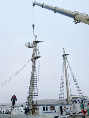 Mast-Kranen des Segelschulschiffs GREIF auf der Volkswerft Stralsund