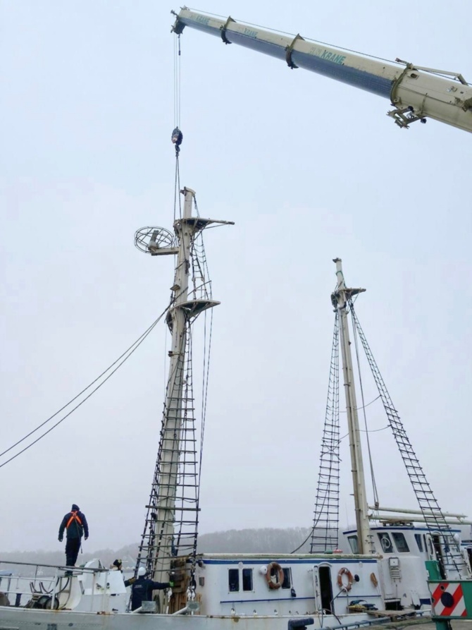 Sanierung der GREIF © Friedrich Fichte Mast-Kranen des Segelschulschiffs GREIF auf der Volkswerft Stralsund