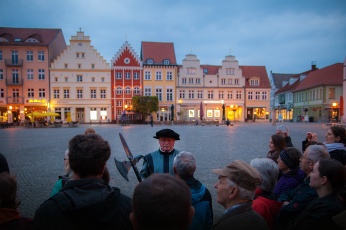 Stadtführungen beginnen am Stadtmodell vor der Greifswald-Information am Rathaus