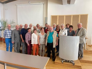 Ein Gruppenbild von 22 männlichen und weiblichen Personen, die im Bürgerschaftssaal stehen. Sie sind der neue Seniorenbeirat.
