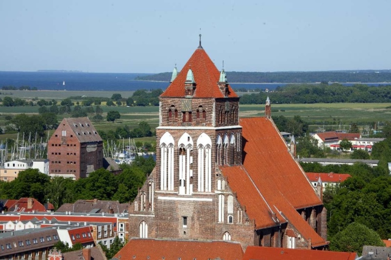 Blick auf den gedrungenen Turm von St. Marien