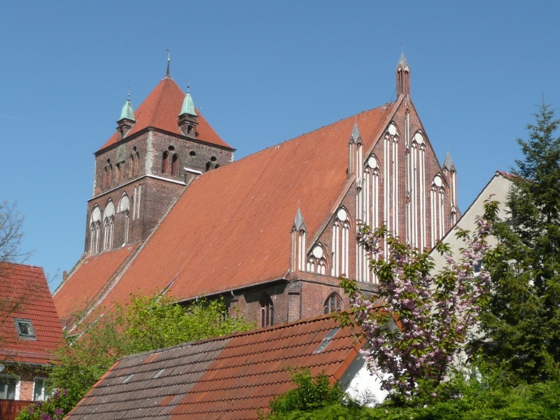 St. Marien wird von einem gewaltigen Dach geschützt.