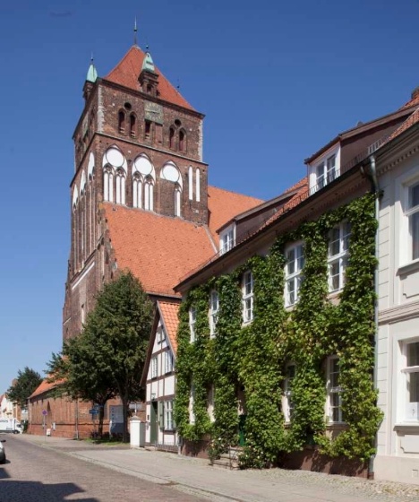 Blick auf St. Marien und das Pfarrwitwenhaus aus Richtung Brügstraße - © Torsten Krüger Blick auf St. Marien und das Pfarrwitwenhaus aus Richtung Brügstraße