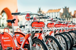 Fahrräder aus dem Verleihsystem StadtRad Greifswald stehen in einer Reihe vor dem Rathaus