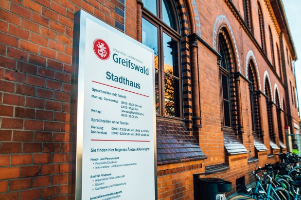 Stadthaus_Greifswald_Schild(WallyPruss)_1_ganzes_Bild © Wally Pruß Vorderseite des Stadthauses