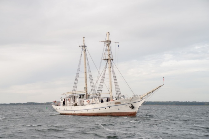 Überführung der GREIF in die Volkswerft Stralsund © Friedrich Fichte Im Zuge der Sanierungsarbeiten am Segelschulschiff GREIF wird das Schiff nun in die Volkswerft Stralsund überführt