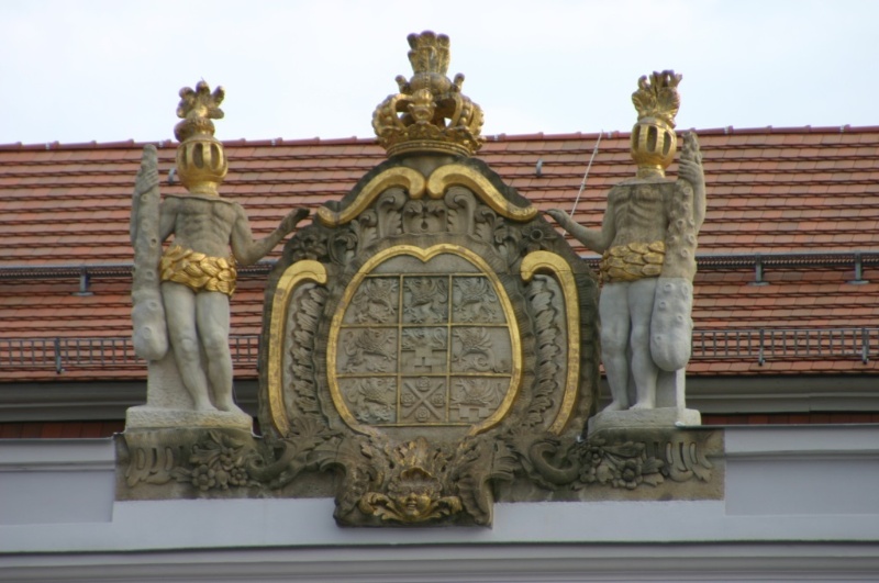 Wappenschild am Portal des Gebäudes