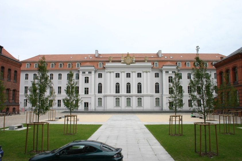 Früher befand sich der Haupteingang an der Südseite des Gebäudes. - © Bernd Lindow Früher befand sich der Haupteingang an der Südseite des Gebäudes.