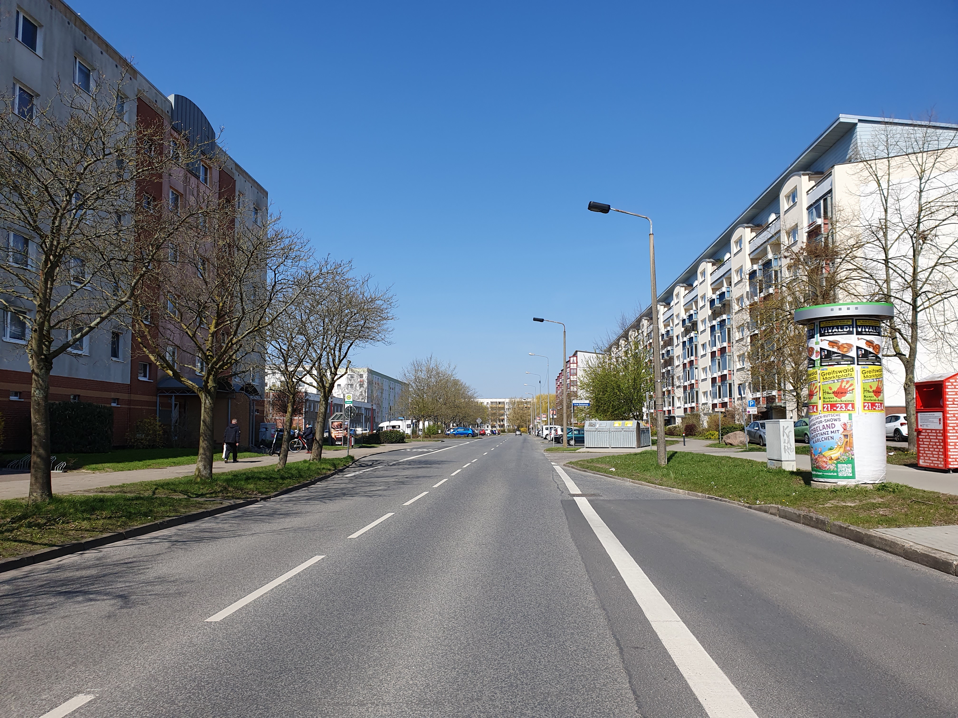 Ein Straße mit Blöcken am Straßenrand