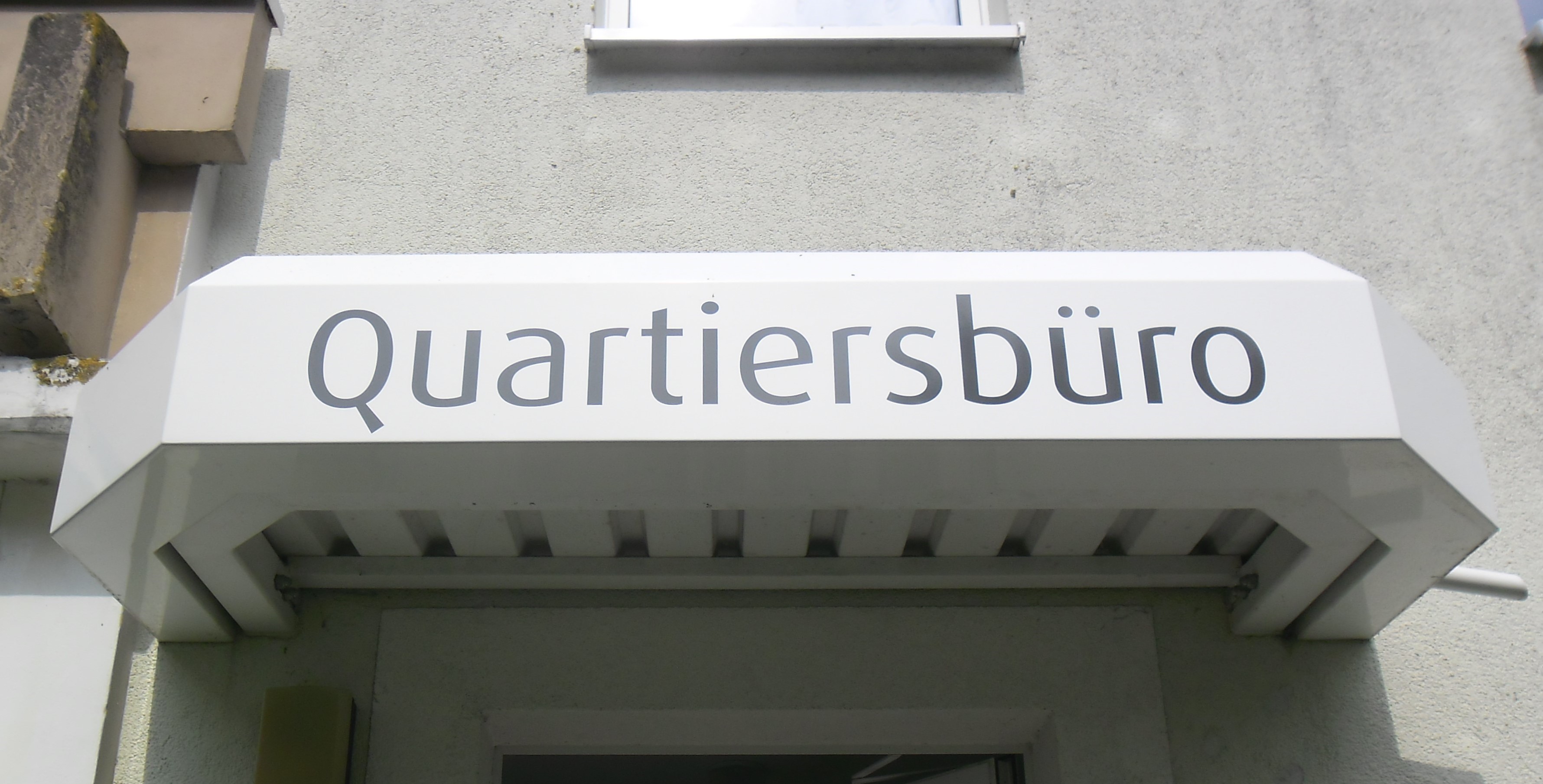 Aufschrift über der Tür "Quartiersbüro"