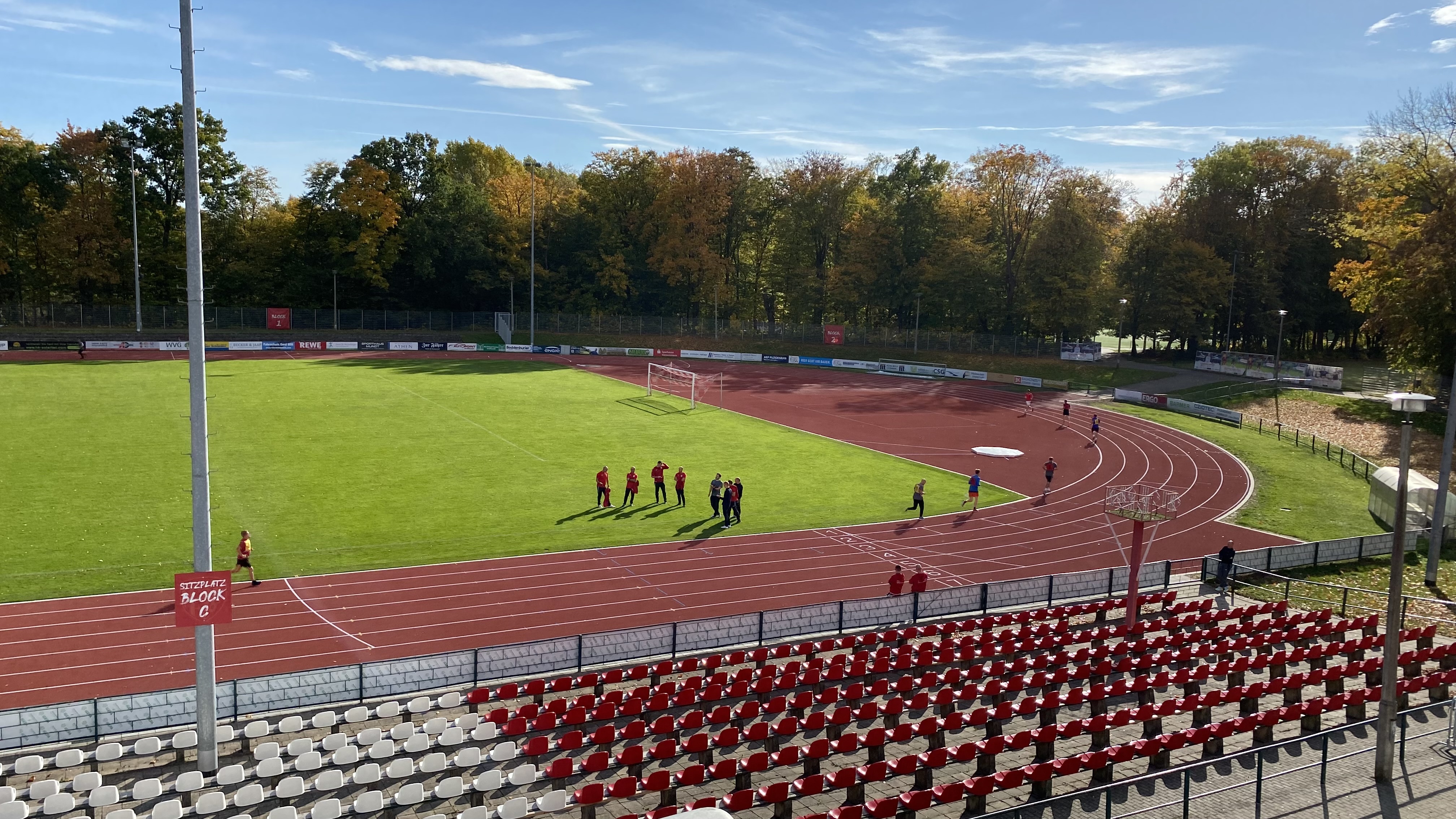 Ein Stadion, mit einer halben Spielfläche, einer Laufbahn und Teilen einer Tribüne im Vordergrund