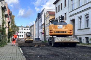 André Gschweng Bagger bei den ersten Arbeiten in der Baustraße