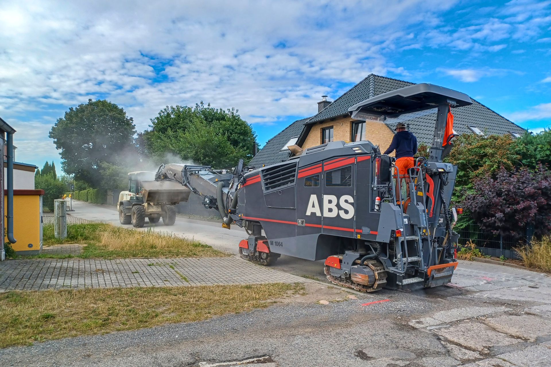 Asphaltfräse und Radlader zum Baustart in der Klaus-Groth-Straße