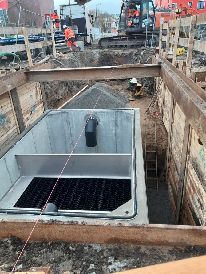 Einsetzen des Sandfangschachtes © Tiefbau- und Grünflächenamt Einsetzen des Sandfangschachtes