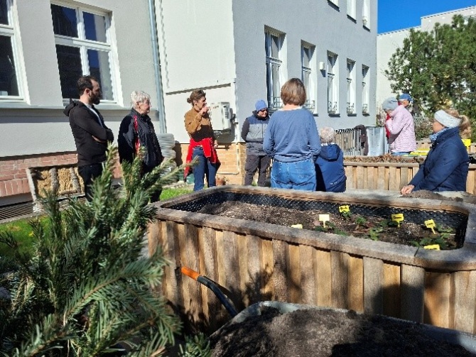 Torffrei Gärtnern © Annie Wojatschke Frische und torffreie Erde wird in die Hochbeete der Stadtbibliothek eingebracht.