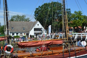 Deck der Ibsen und Zuschauer an der Brücke- Gaffelrigg 2016 web , Foto Pressestelle